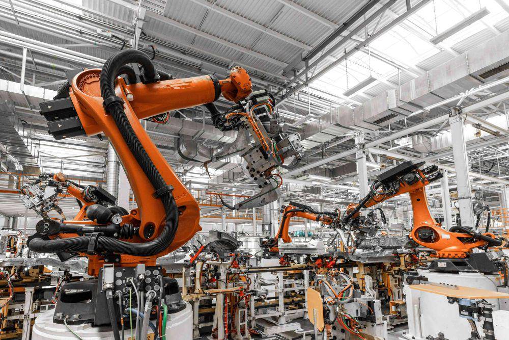 Pemanfaatan Robot pada Sektor Industri. (Sumber : https://www.freepik.com/usertrmk)