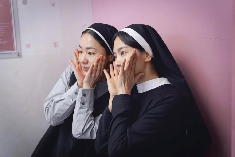 7 Potret Akrab Song Hye Kyo dan Jeon Yeo Been di Kehidupan Nyata