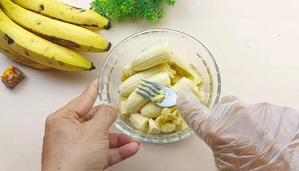 ilustrasi melumatkan pisang (YouTube.com/Resep Abi)