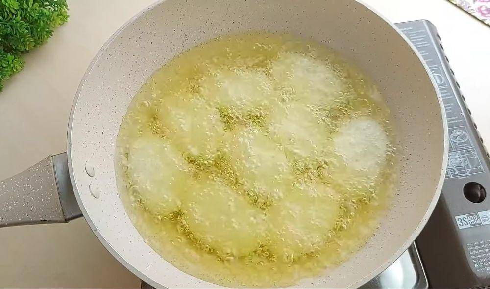 ilustrasi menggoreng getas ketan gula putih (YouTube.com/Resep Abi)