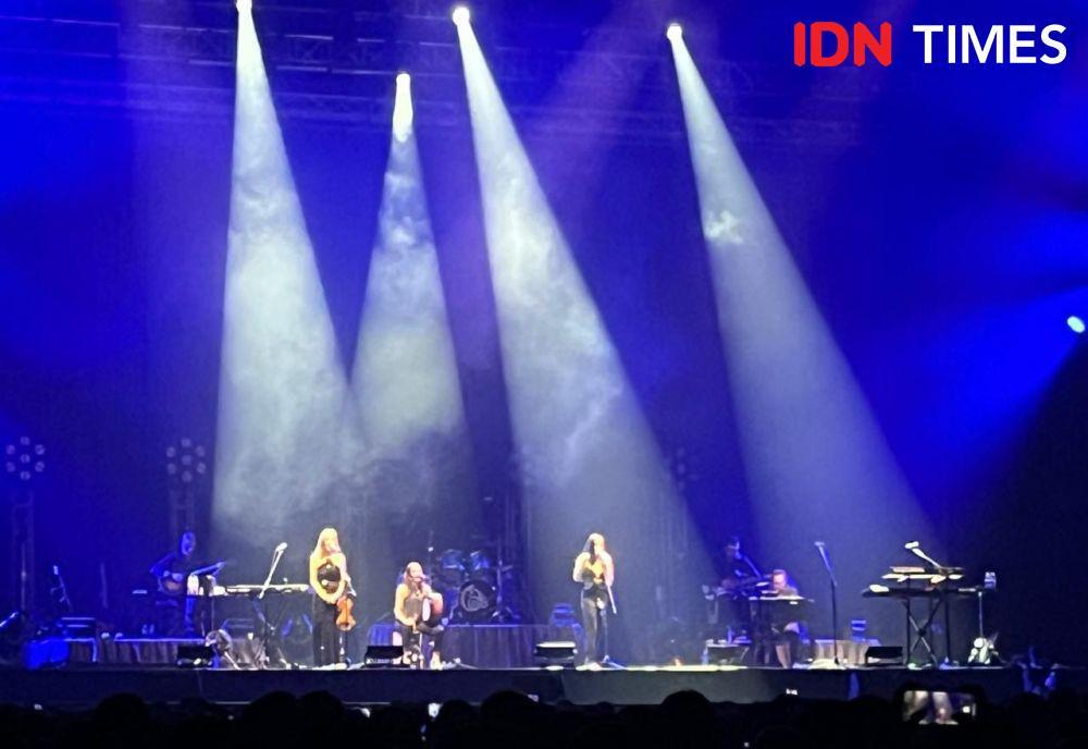 5 Momen Berkesan Konser The Corrs BCIS Ancol, Sherina Goyang Terus