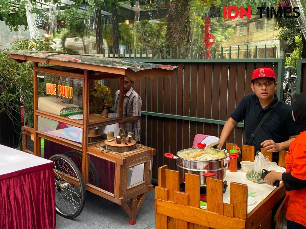 Dukung UMKM, Mari Elka Bawa Jajanan Kaki Lima di Open House Imlek