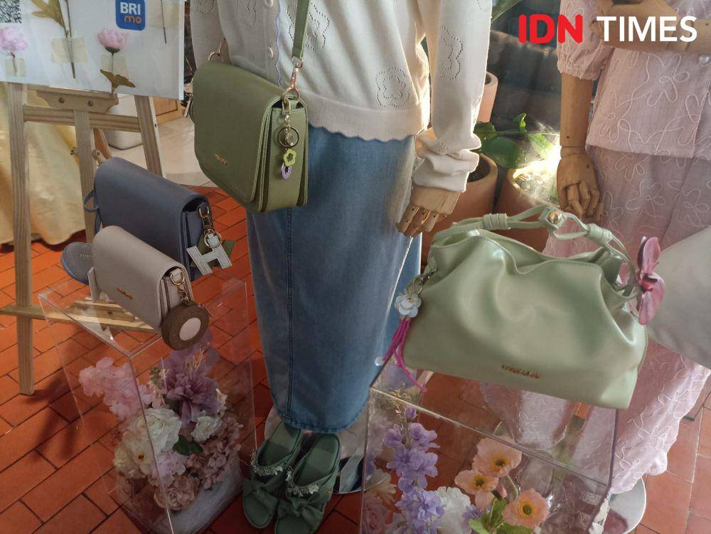 Anniversary ke-8, merché meluncurkan 8 koleksi eksklusif Raya Collection yang terinspirasi dari simbol infinity. 7 Februari 2025. (IDN Times/M. Tarmizi Murdianto)