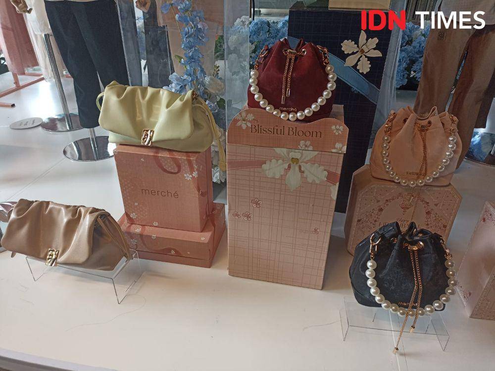 Anniversary ke-8, merché meluncurkan 8 koleksi eksklusif Raya Collection yang terinspirasi dari simbol infinity. 7 Februari 2025. (IDN Times/M. Tarmizi Murdianto)