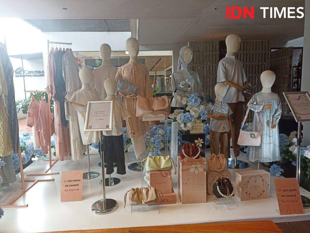Anniversary ke-8, merché meluncurkan 8 koleksi eksklusif Raya Collection yang terinspirasi dari simbol infinity. 7 Februari 2025. (IDN Times/M. Tarmizi Murdianto)