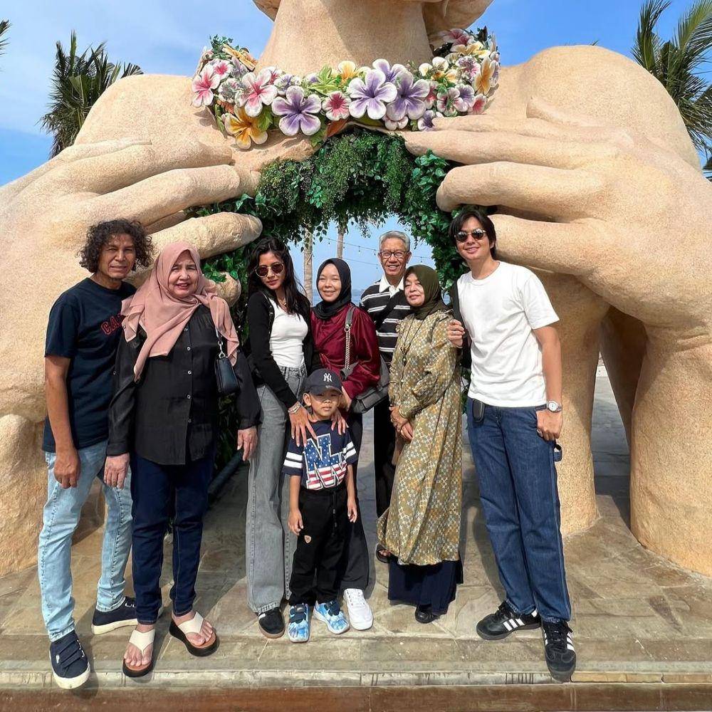 Shenina dan Angga dengan keluarga (instagram.com/dinda_yunarmi)