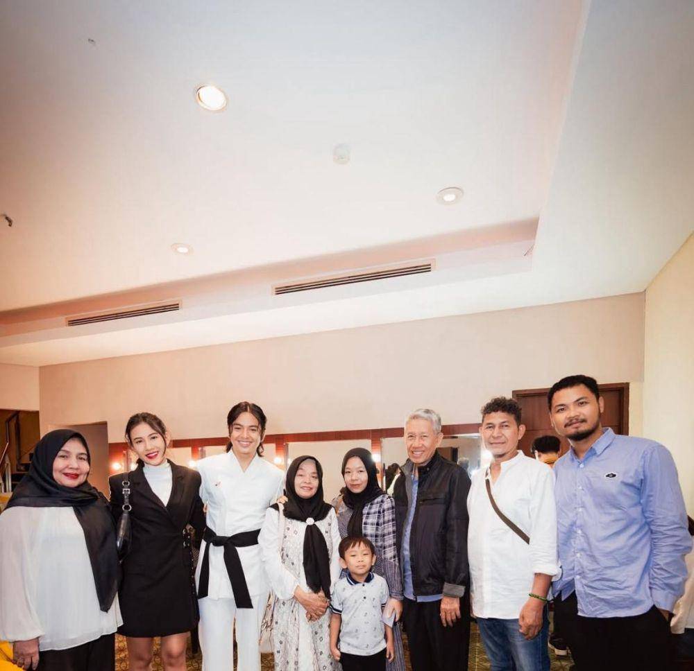 Shenina dan Angga dengan keluarga (instagram.com/dinda_yunarmi)