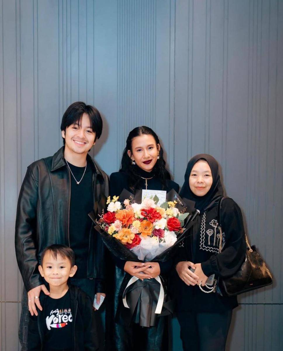 Shenina dan Angga dengan keluarga (instagram.com/dinda_yunarmi)