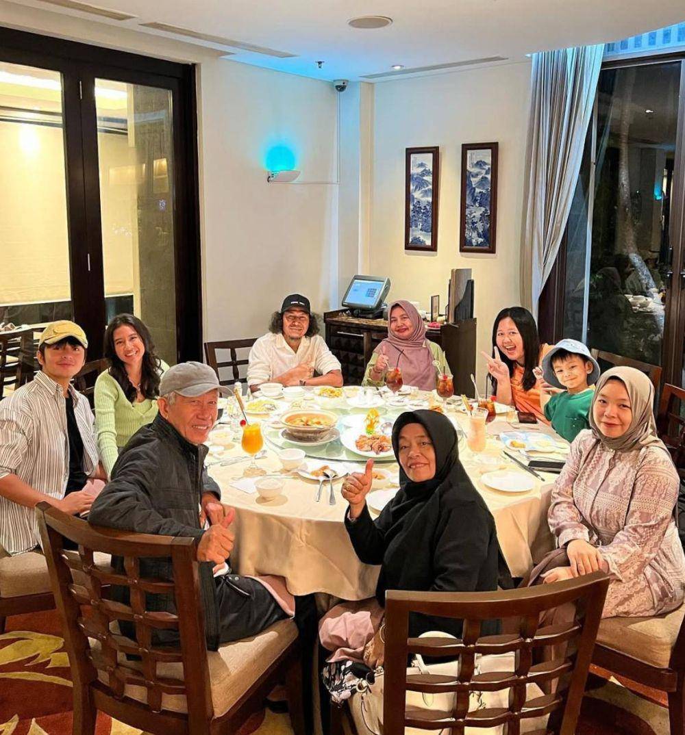 Shenina dan Angga dengan keluarga (instagram.com/angga)