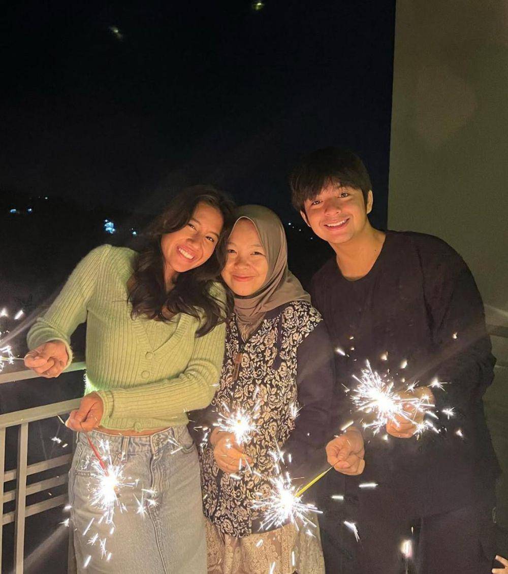 Shenina dan Angga dengan keluarga (instagram.com/angga)