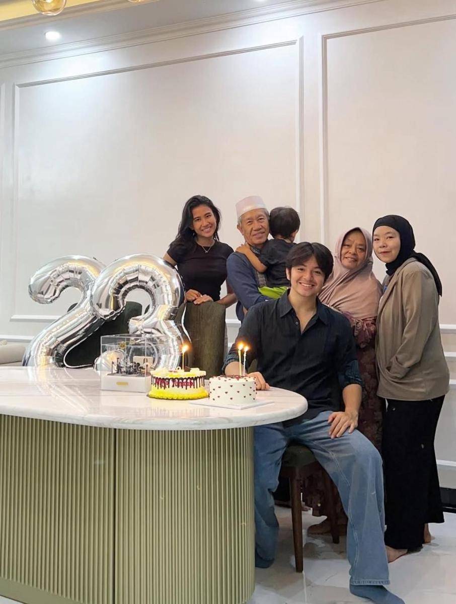 Shenina dan Angga dengan keluarga (instagram.com/angga)
