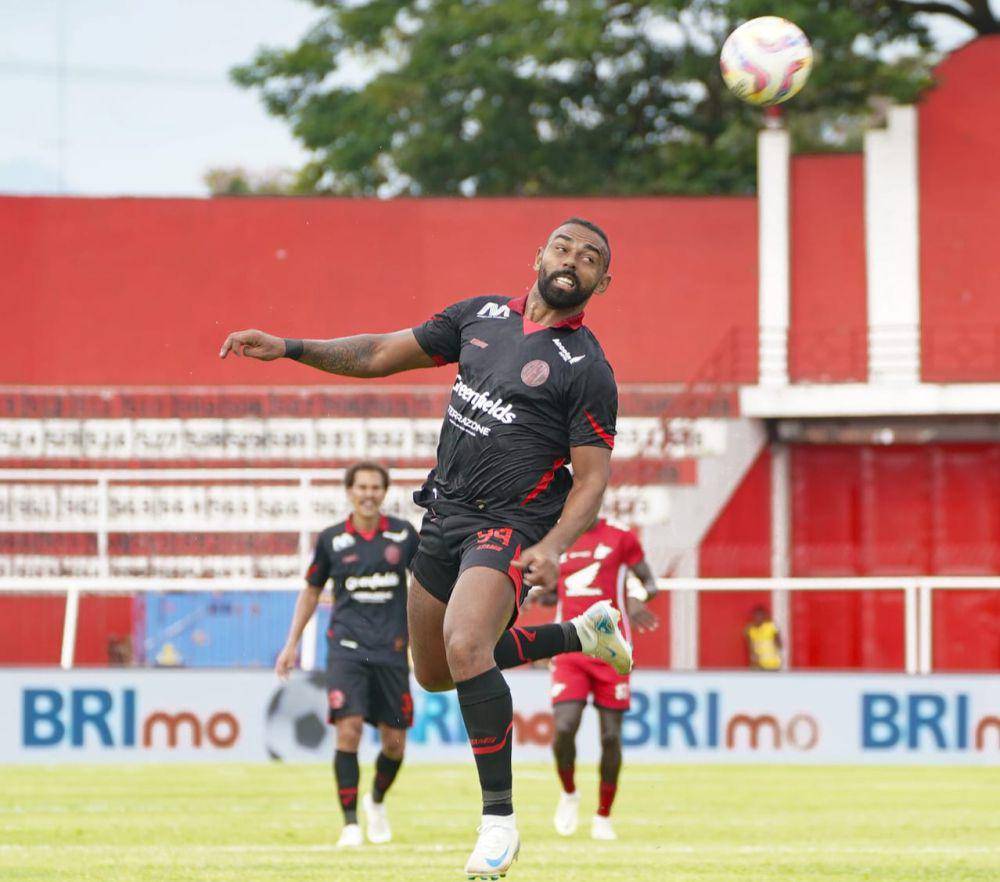 Striker Arema FC, Dalberto saat menyundul bola ke gawang PSM Makassar di Stadion Soepriadi Blitar. (Dok. Media Officer Arema FC)