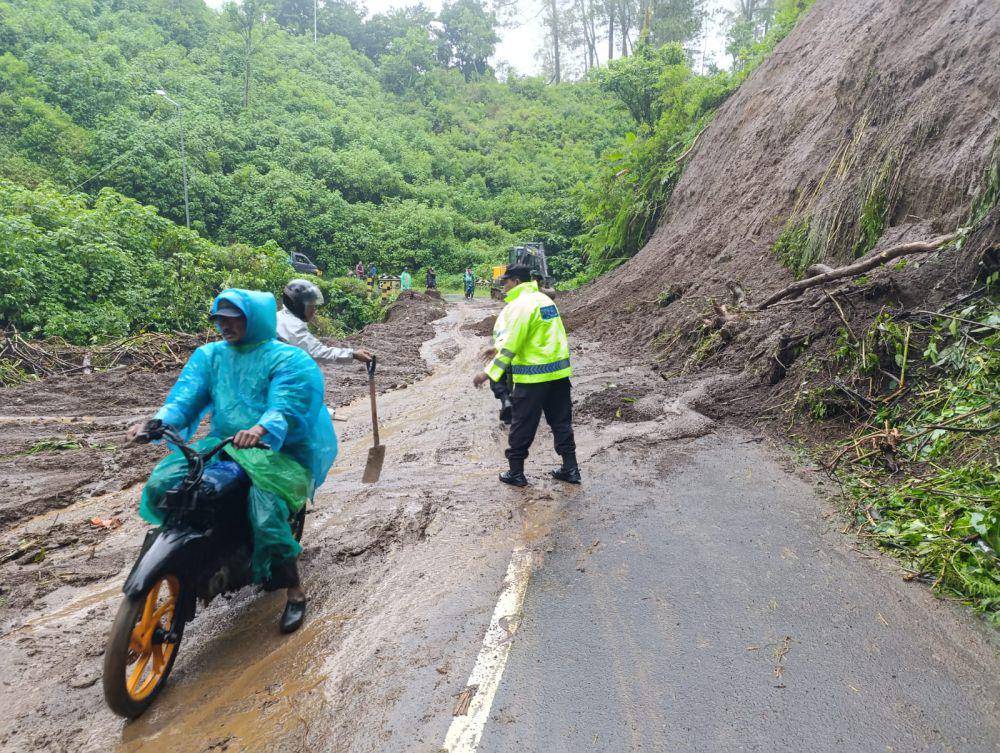 Jalur Gunung Bromo via Kabupaten Malang baru bisa dilewari sepeda motor. (Dok. Humas Polres Malang)