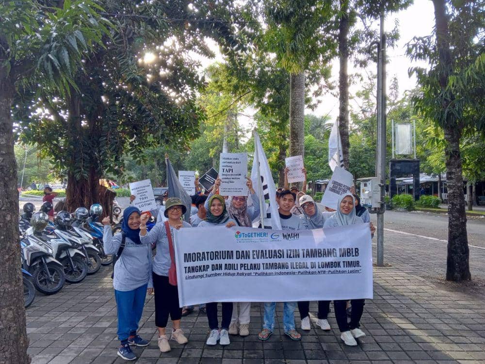 Aktivis WALHI dan LPSDM saat menggelar kampanye publik di taman Rinjani Selong (IDN Times/Ruhaili)