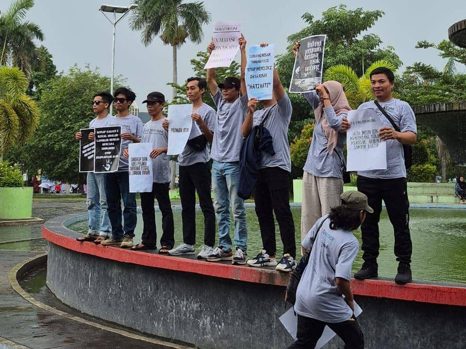 Aktivis Walhi dan LPSDM melakukan kampanye peduli lingkungan (IDN Times/Ruhaili)