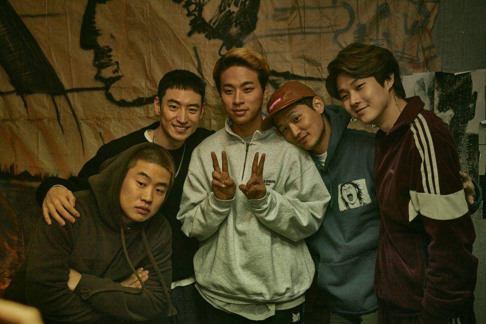 potret Lee Je Hoon, Ahn Jae Hong, Park Jung Min, sutradara Yoon Sung Hyun, dan Choi Woo Shik di balik layar film Time to Hunt (x.com/NetflixKR)