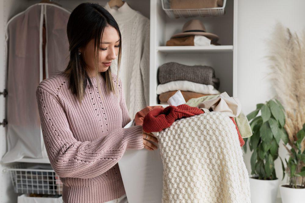 Lemari Kos sempit? Tenang, 5 Ide Cerdas Ini Bikin Baju Tetap Rapi!