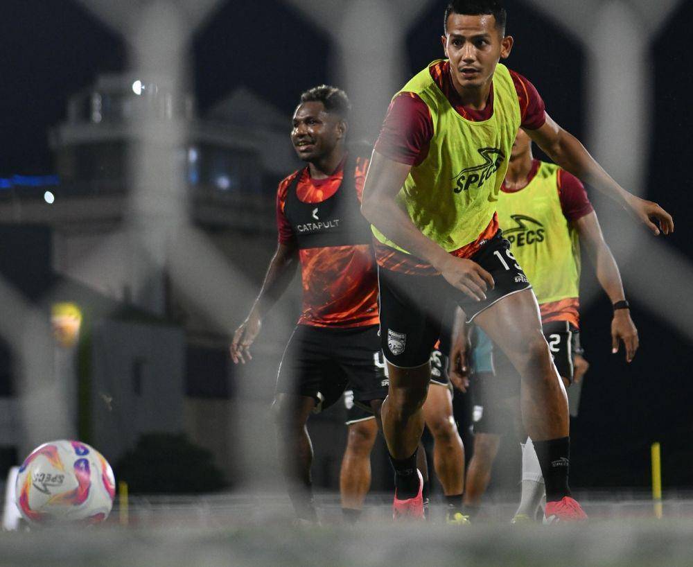 Sesi latihan resmi Borneo FC di Stadion Gelora Kie Raha, Ternate, Minggu (9/2/2025) malam. (Dok. Facebook Borneo FC)
