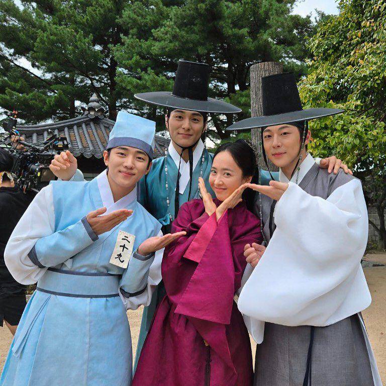 potret syuting terakhir cast Check In Hanyang (instagram.com/inhyuk_bb)