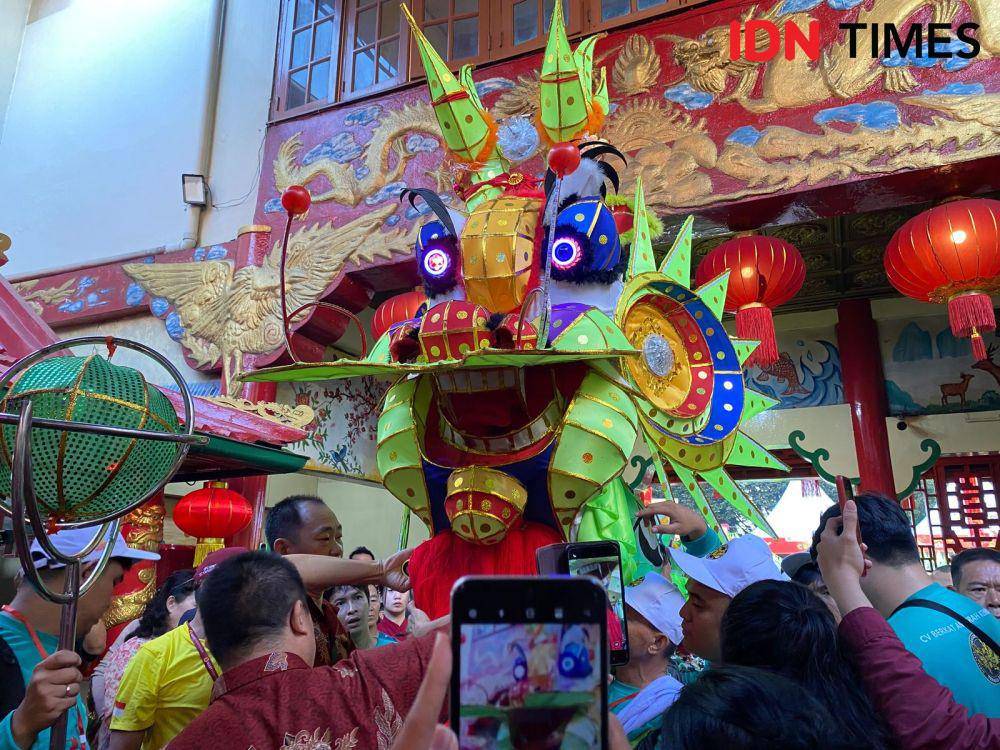 Warga padati kemeriahan ritual naga buka mata di Pontianak. (IDN Times/Teri).