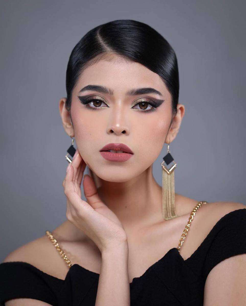 makeup bold untuk pemilik kulit cerah (instagram.com/jharnabhagwani)