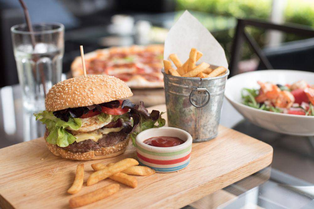 ilustrasi makanan di resto fast food (freepik.com/chevanon)