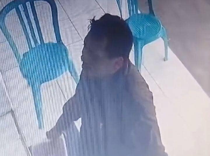 Tangkapan layar CCTV pelaku beraksi di salah satu apotik di Maospati. IDN Times/ Istimewa.