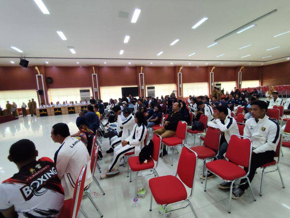 Para atlet saat memberikan tali asih ke peraih medali di PON XXI 2024. (IDN Times/Muhaimin)