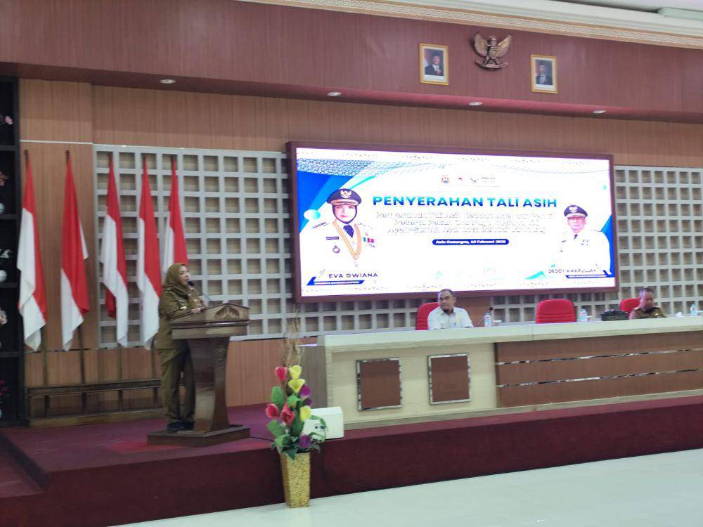 Walikota Bandar Lampung Eva Dwiana saat memberikan tali asih ke atlet peraih medali di PON XXI 2024. (IDN Times/Muhaimin)