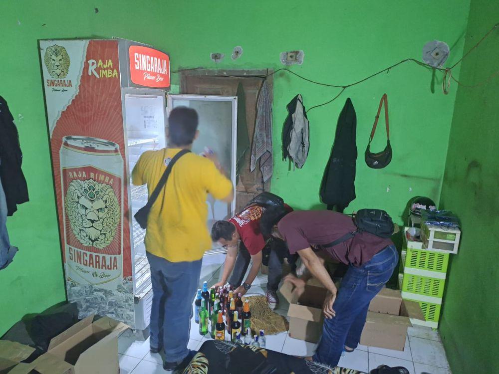 Polres Bantul Sita Puluhan Botol Miras dari Penjual Pakan Ternak