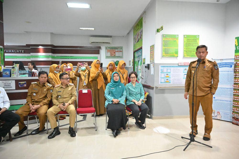 Pj Gubernur Sulawesi Selatan, Fadjry Djufry, saat  peluncuran program Pemeriksaan Kesehatan Gratis di Puskesmas Tamamaung, Makassar, Senin (10/2/2025). (Dok. Humas Pemprov Sulsel)