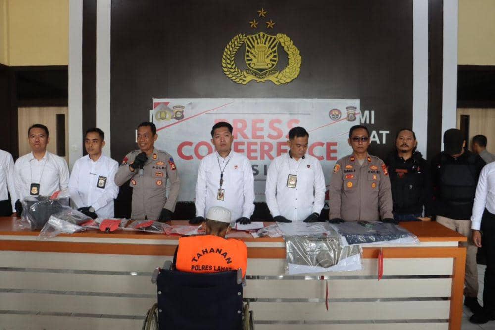 Press RIlis tersangka pembunuhan tauke kopi di Lahat berinisial HR (28) (Dok: Polres Lahat)
