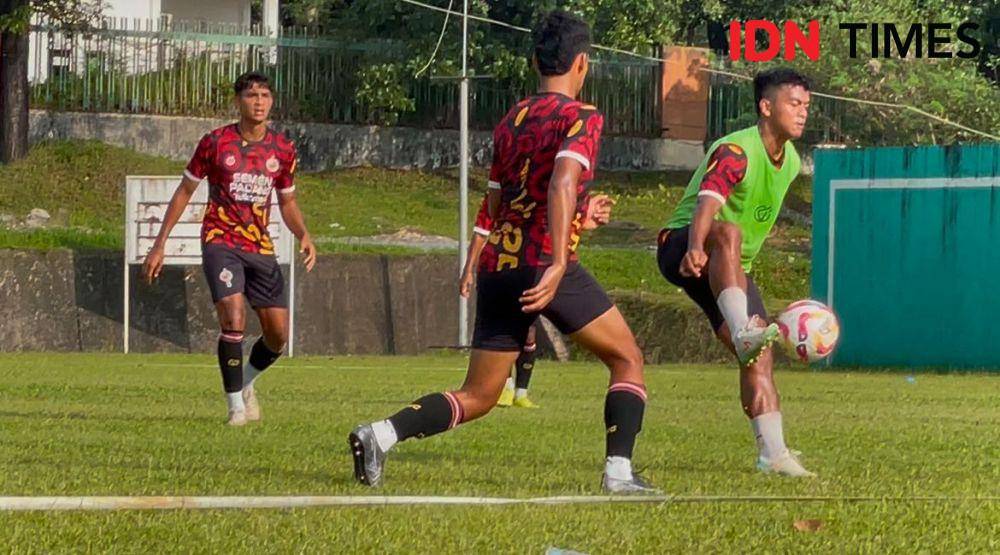 Pemain Semen Padang FC mengikuti latihan di Lapangan Galatama Semen Padang (Foto: IDN Times/Halbert Caniago)