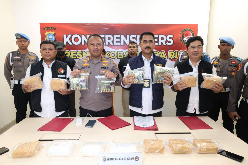 Polda Riau Tangkap Pengedar yang Bawa Sabu Senilai Rp14 Miliar