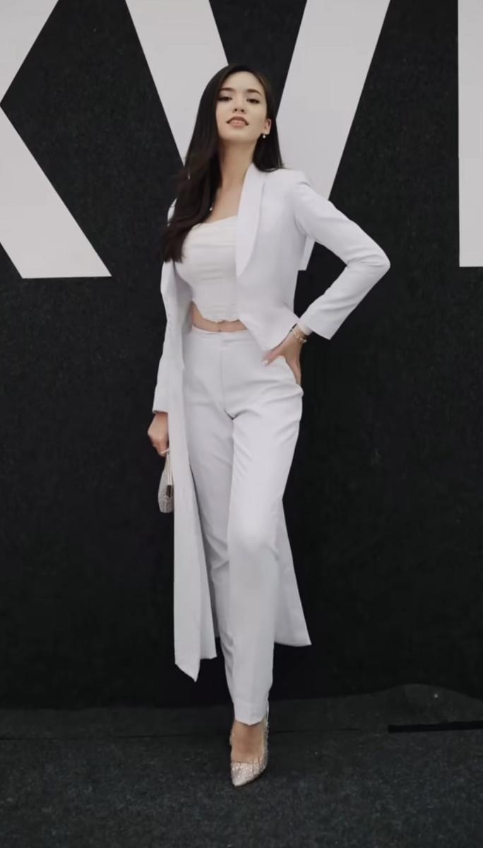 potret ide girly smart casual look ala Karen Nijsen (instagram.com/karennijsen)