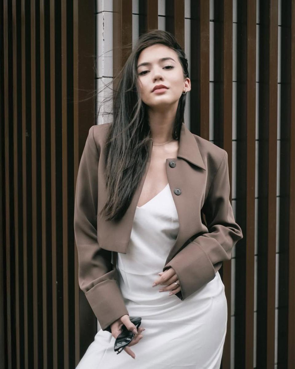 potret ide girly smart casual look ala Karen Nijsen (instagram.com/karennijsen)
