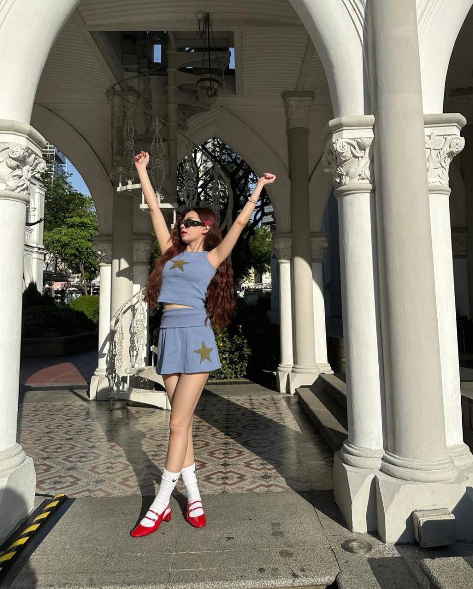 potret ide OOTD girly dress yang centil menawan ala Lora Ziphora (instagram.com/lauraziphoraa)