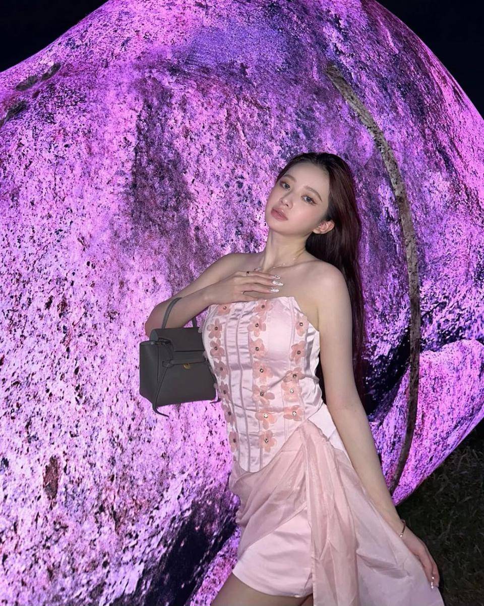 potret ide OOTD girly dress yang centil menawan ala Lora Ziphora (instagram.com/lauraziphoraa)