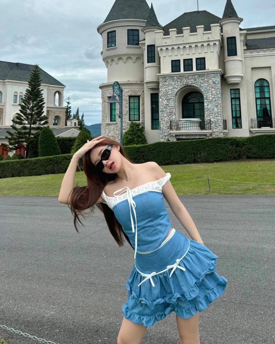 potret ide OOTD girly dress yang centil menawan ala Lora Ziphora (instagram.com/lauraziphoraa)