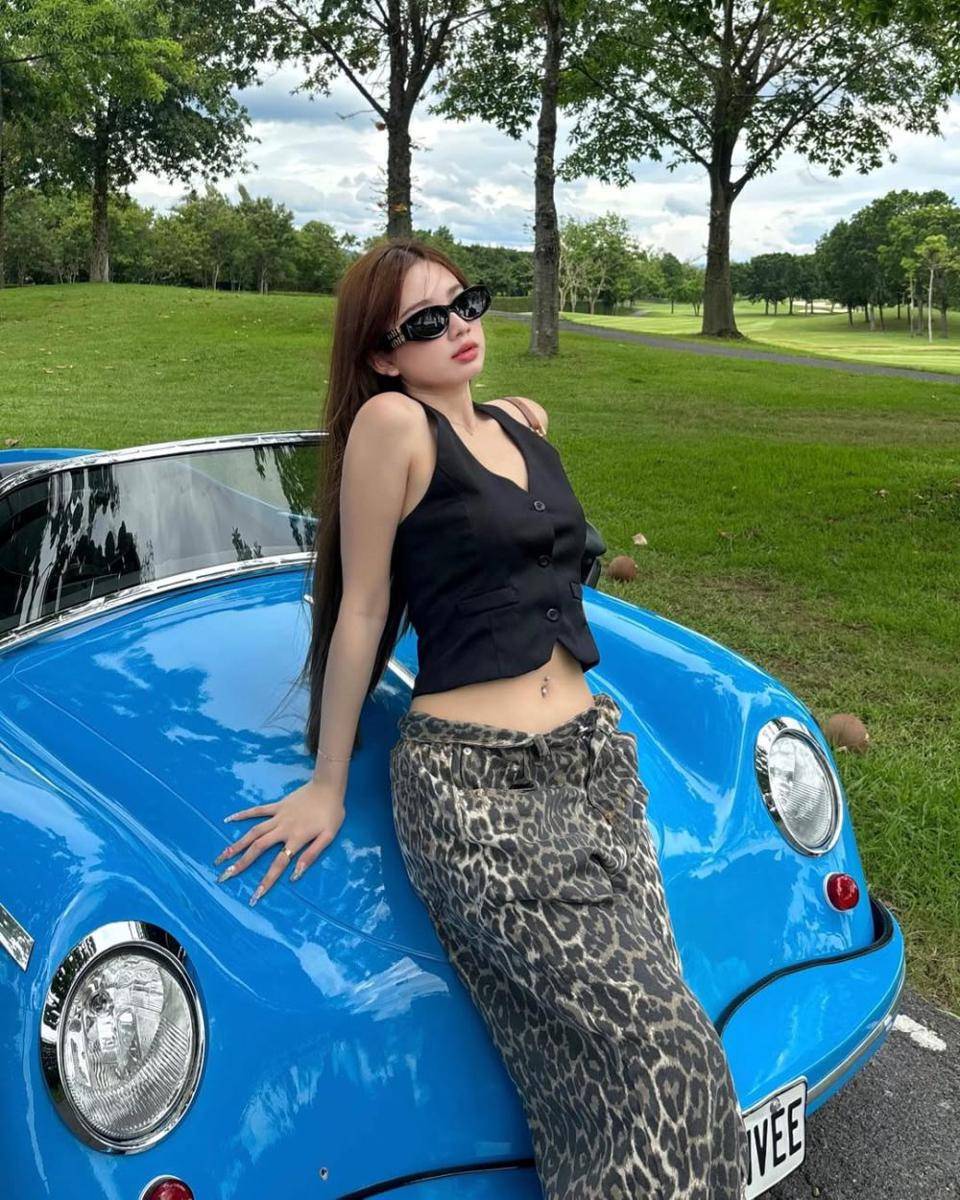 potret ide OOTD girly dress yang centil menawan ala Lora Ziphora (instagram.com/lauraziphoraa)