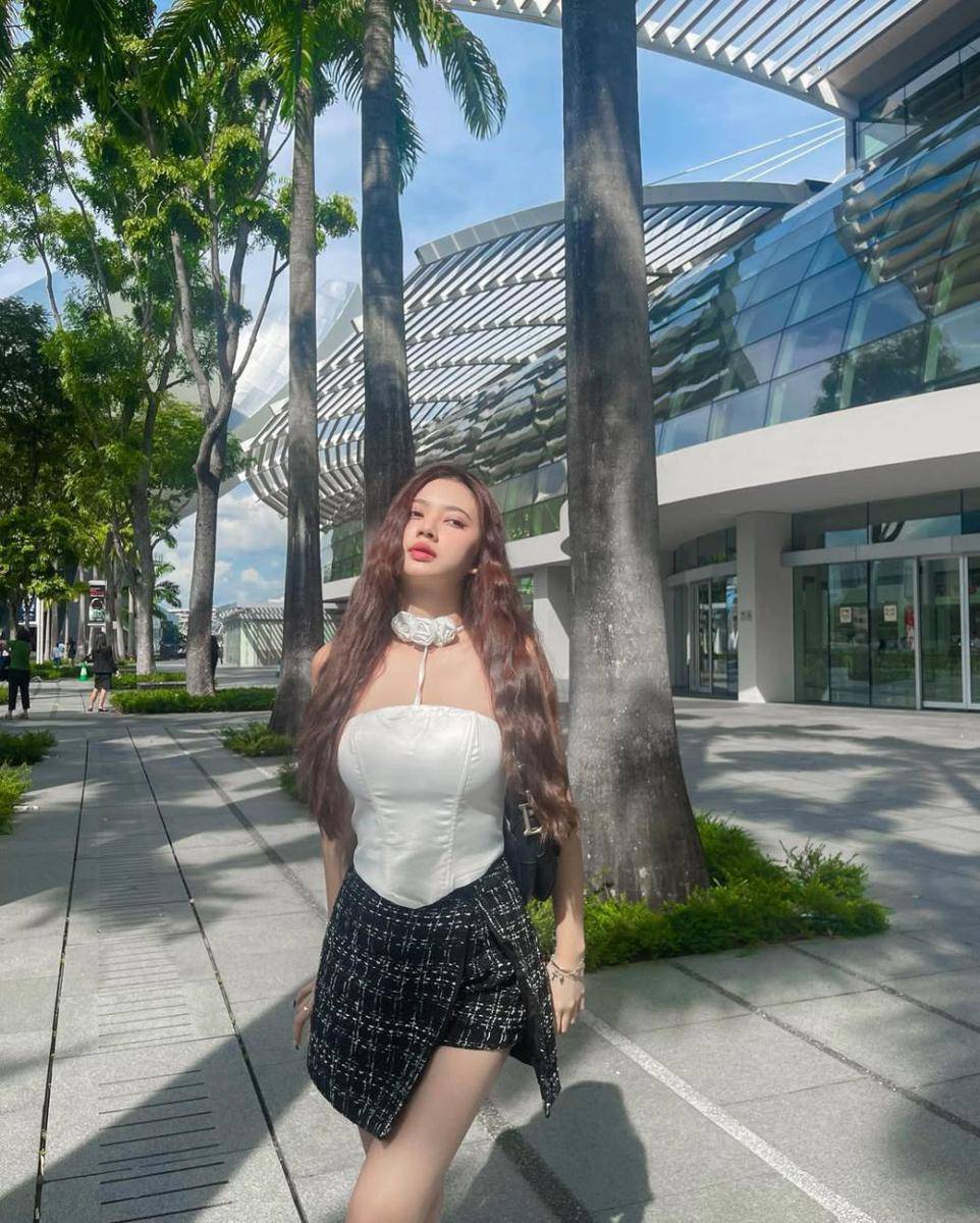 potret ide OOTD girly dress yang centil menawan ala Lora Ziphora (instagram.com/lauraziphoraa)