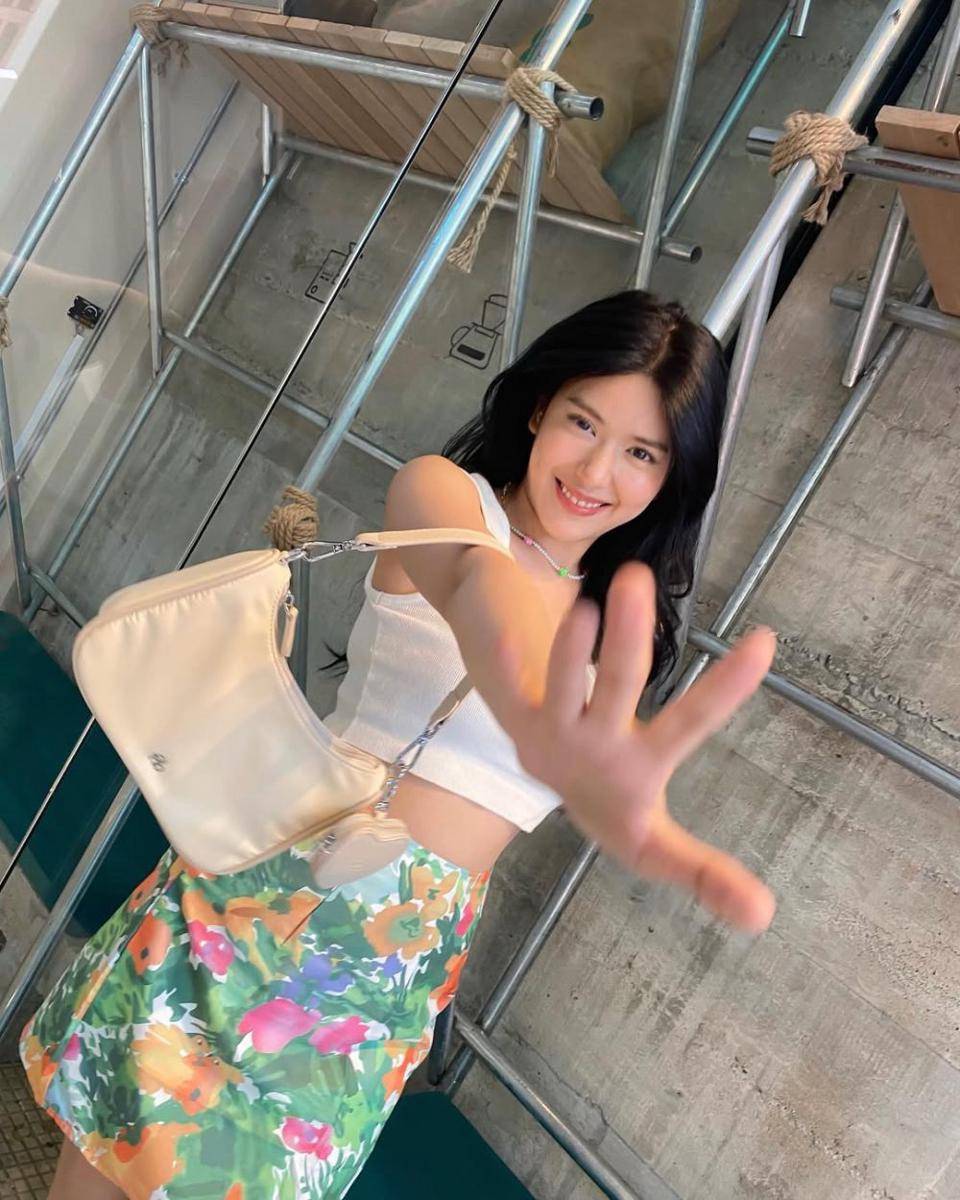 outfit pakai long pants hingga skirt ala Reindeer Parisaya