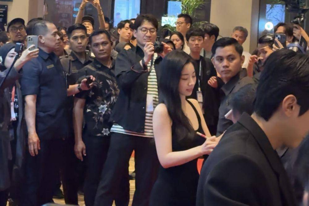 momen red carpet world premiere film You Are the Apple of My Eye (IDN Times/Elizabeth Chiquita)