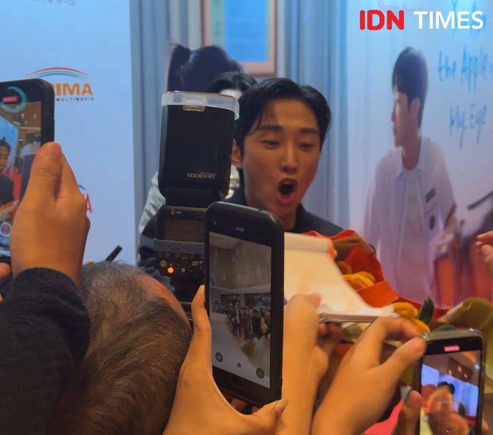 momen red carpet world premiere film You Are the Apple of My Eye (IDN Times/Elizabeth Chiquita)