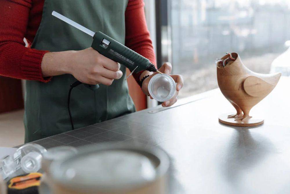 ilustrasi menggunakan hot glue (pexels.com/Thirdman)