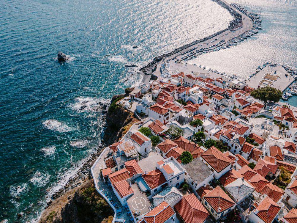 Skopelos (unsplash.com/Nikola Radojcic)