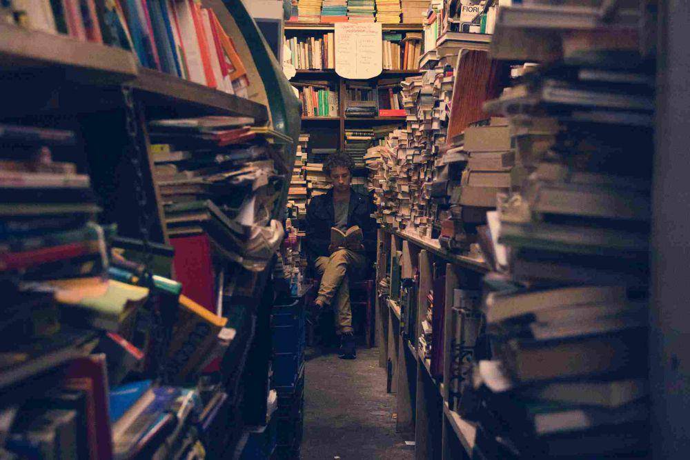 ilustrasi book thrifting (unsplash.com/Oscar Chevillard)