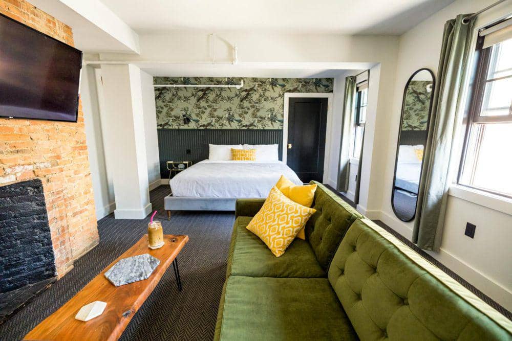 ilustrasi kamar dengan cermin besar