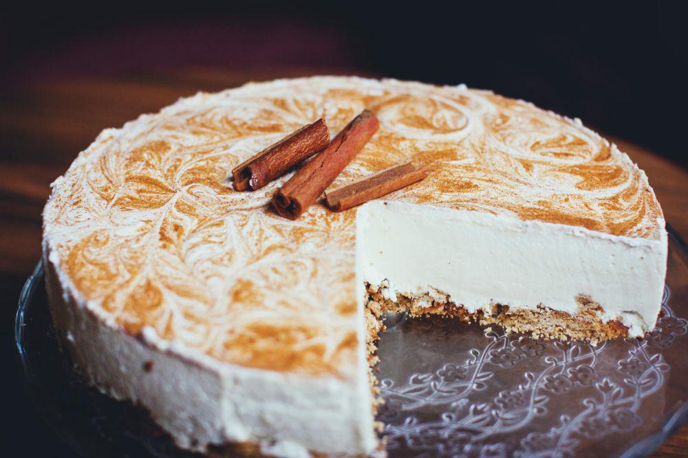 Resep Salted Caramel Swirl Cheesecake, Super Lembut dan Creamy!