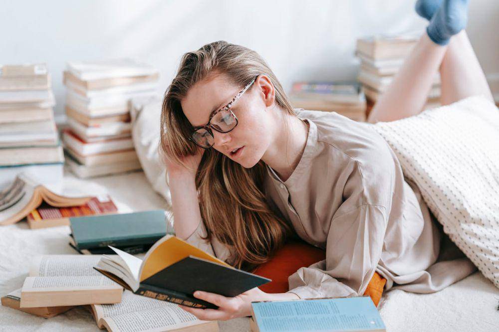 ilustrasi membaca buku dengan santai (pexels.com/George Milton)